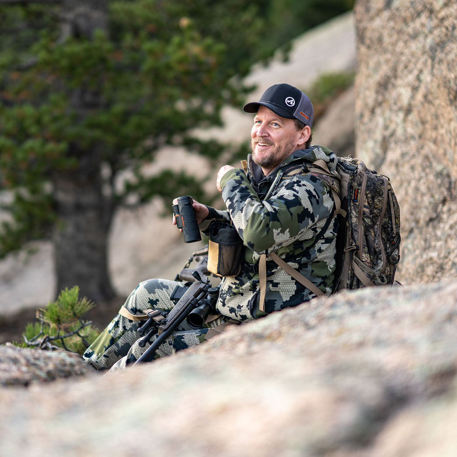 Cronus G2 UHD 10x42 - binoculars — view 3